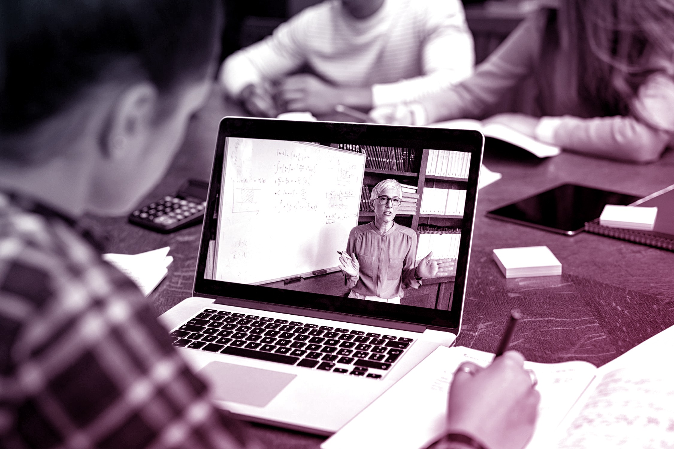 Healthcare professionals following an online course